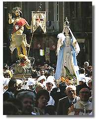 l'incontro tra la statua del Cristo Risorto e quella della Madonna