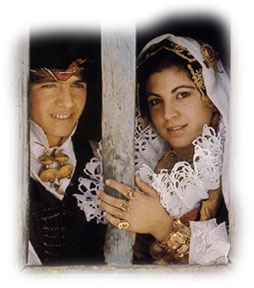 Foto
di Chiara Samugheo dal libro 'Costumi di SardegnÀ ed. L'Unione Sarda