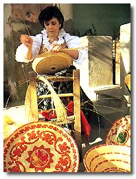 Alcuni oggetti di artigianato sardo - Donna che crea cestini