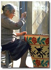 Alcuni oggetti di artigianato sardo - donna che lavora un cesto
